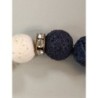 bracelet billes en pierres de lave bleu marine et blanches & disque en arabesque