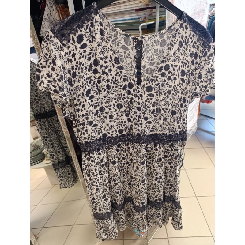 robe fine manches courtes blanches et bleu marine fleurs et dentelles taille 42