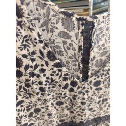 robe fine manches courtes blanches et bleu marine fleurs et dentelles taille 42