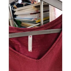 tshirt col v  rouge bordeaux rayures fines dorées blanche porte taille 46