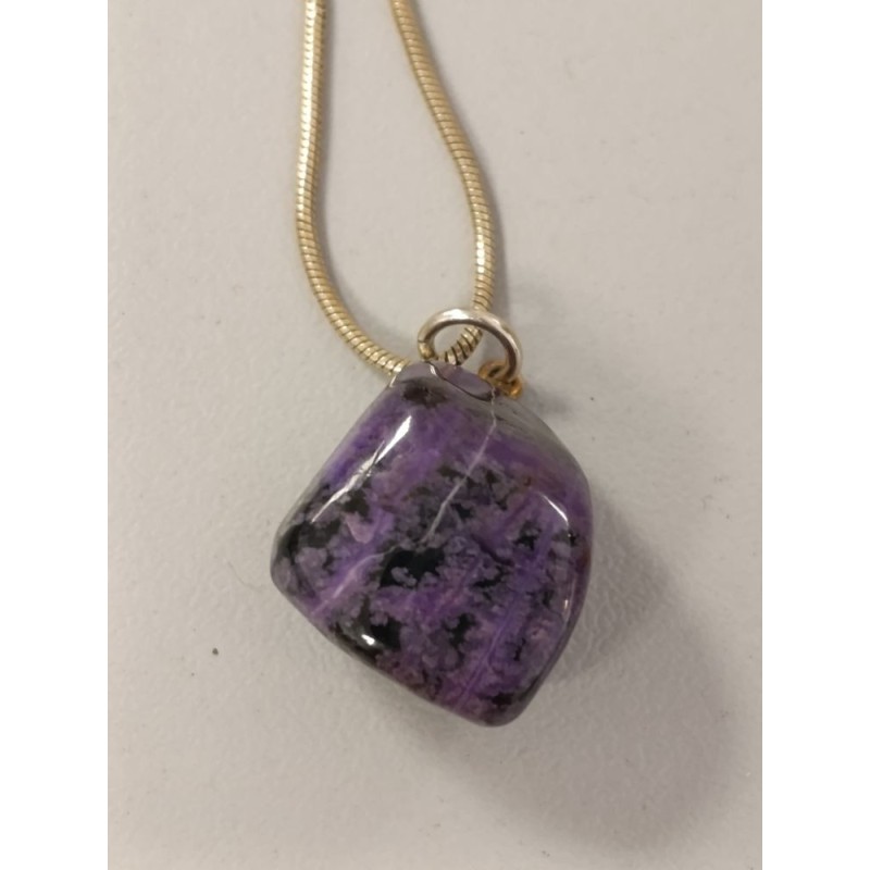 pendentif en charoite et sa chainette
