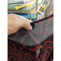 tunique noire et rouge motif chevrons taille 4 manches 3/4 