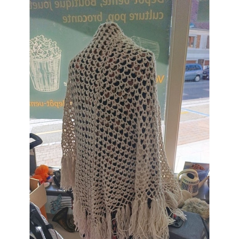 châle rose pâle en crochet