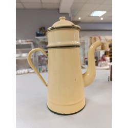 cafetière en tôle jaune pale