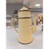 cafetière en tôle jaune pale