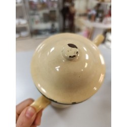 cafetière en tôle jaune pale