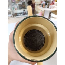 cafetière en tôle jaune pale