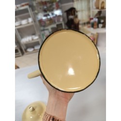 cafetière en tôle jaune pale