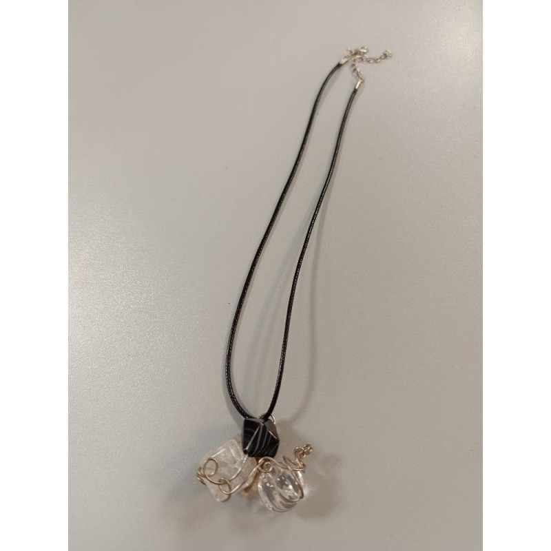 collier noir et blanc en pierres naturelles artisanal