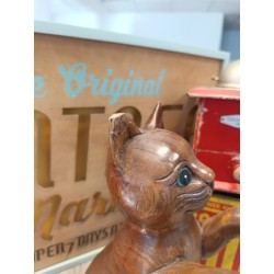 sculpture de chat debout en bois