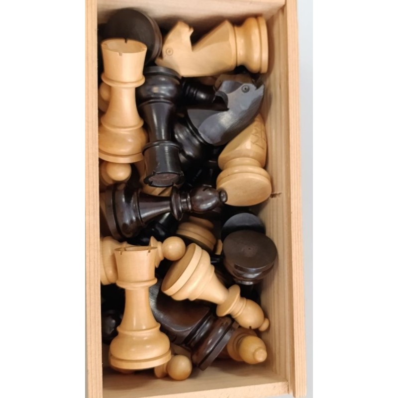 boite de figurines de jeux d'échec en bois avec boite