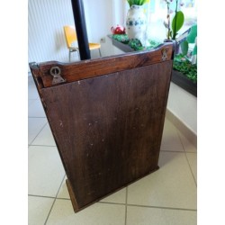 vitrine vintage bois à suspendre avec 4 petits tiroirs en céramique 