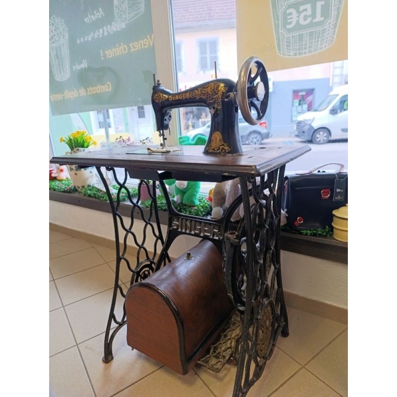 machine à coudre ancienne Singer sur pied en fonte