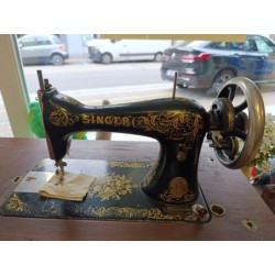 machine à coudre ancienne Singer sur pied en fonte