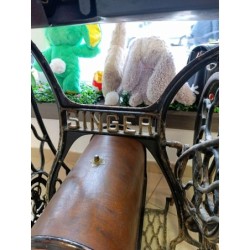 machine à coudre ancienne Singer sur pied en fonte