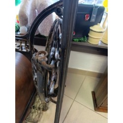 machine à coudre ancienne Singer sur pied en fonte